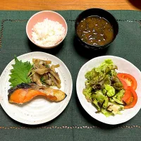 Snapdishの料理写真:鮭の塩焼き　大根、舞茸、豆苗の炒め煮|柚子きりかさん