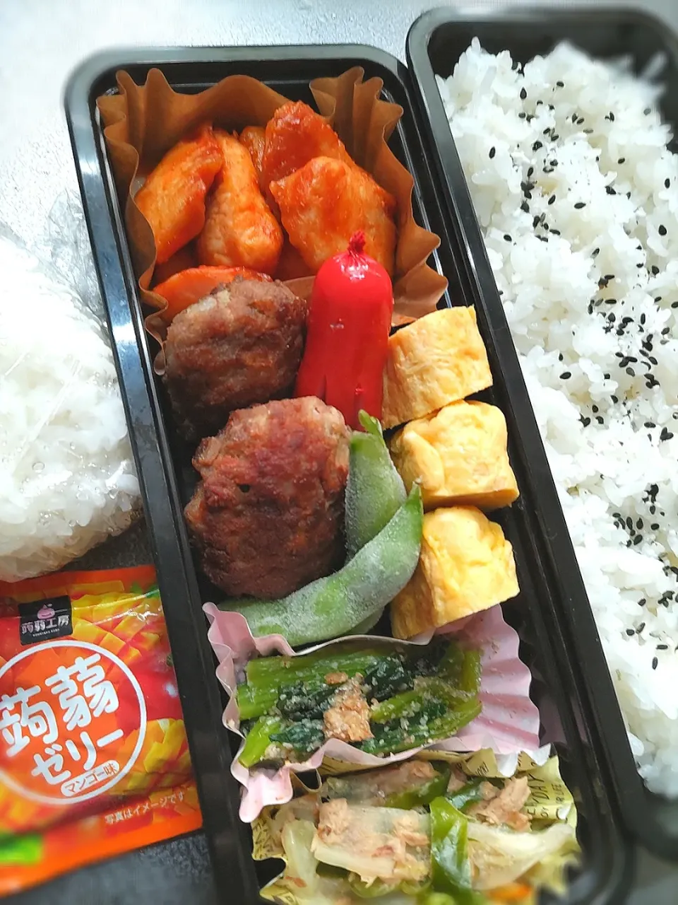 Snapdishの料理写真:本日のお弁当
ヤンニョムチキン
作り置き米粉入りハンバーグ
タコさんウインナー
毎日卵焼き
作り置き小松菜胡麻和え
作り置きキャベツピーマン和風ナムル
自然解凍枝豆|Kaoriさん