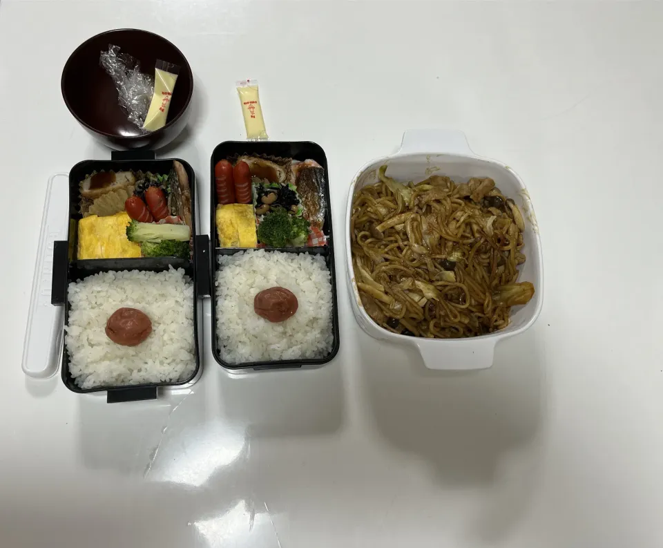 パパ弁・中2男子弁当・置き飯☆鮭☆卵焼き☆赤ウインナー☆コロッケ☆ひじき豆☆ブロッコリー☆みそ玉（パパ弁）☆焼きそば（置き飯）|Saharaさん