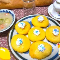 朝🌄ご飯。シチュウ。パン。初の手作り
カップケーキ。