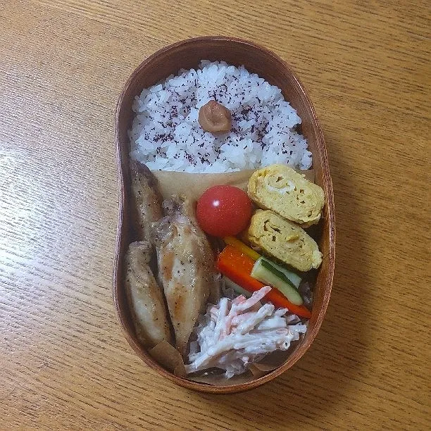 7月18日お弁当
手羽中焼き
ごぼうサラダ
パプリカきゅうりマリネ
卵焼き
ミニトマト|シロクマさん