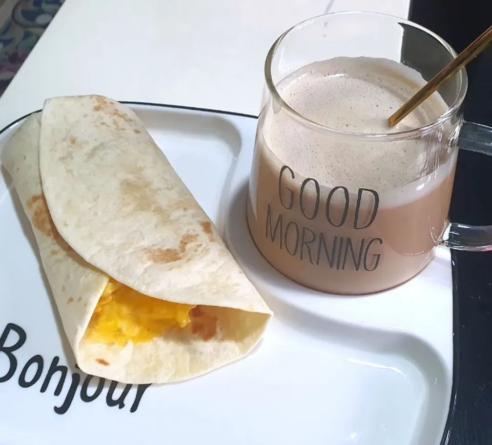 Good morning scrambled eggs mozarella wrap with favourite latté 😍🥰💕💕💕|🌷lynnlicious🌷さん