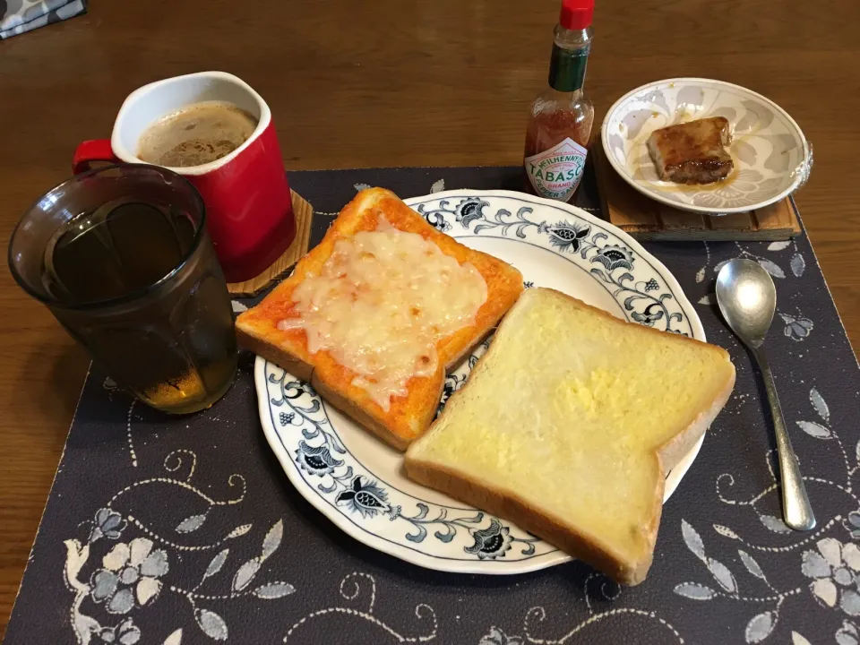 Snapdishの料理写真:チーズトースト、トースト、ポークソテー、ホットコーヒー、六条麦茶(朝ご飯)|enarinさん