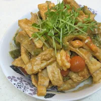 夏野菜と豚肉と海老のスパシーカレー炒め

自家製のミニトマトとゴーヤを入れて
豚肉と炒めました。
チリソースとカレーの味付けです。

トッピングには
水耕栽培の豆苗を載せて♡|yuriさん