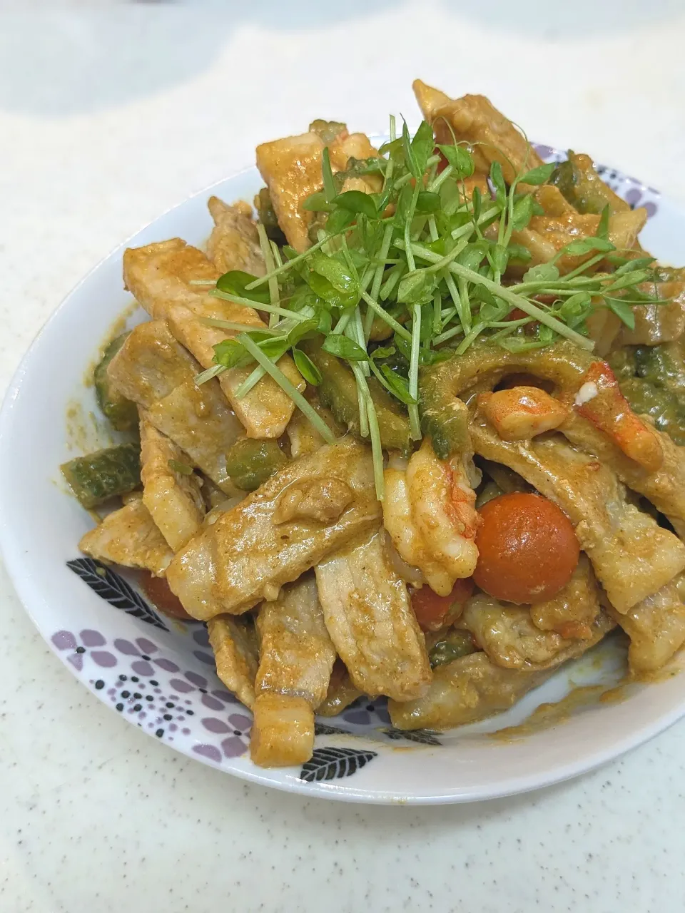 夏野菜と豚肉と海老のスパシーカレー炒め

自家製のミニトマトとゴーヤを入れて
豚肉と炒めました。
チリソースとカレーの味付けです。

トッピングには
水耕栽培の豆苗を載せて♡|yuriさん