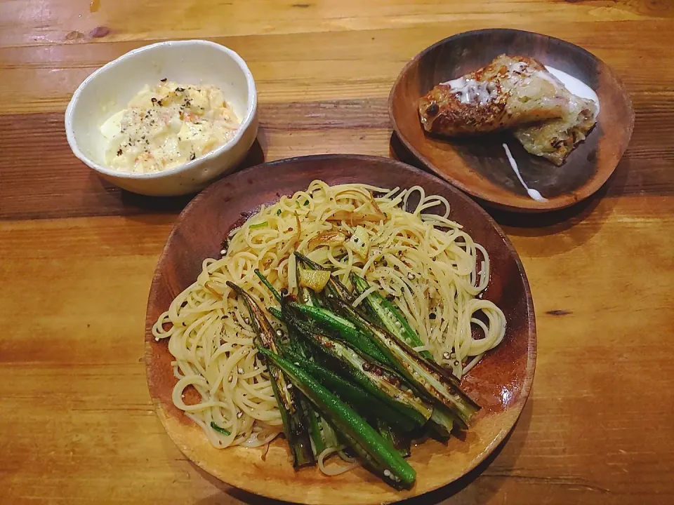 オクラ和風パスタと卵ｶﾆｶﾏｻﾗﾀﾞ＆納豆ｷｬﾍﾞﾂﾗｲｽﾍﾟｰﾊﾟー包み焼き|スケチンさん