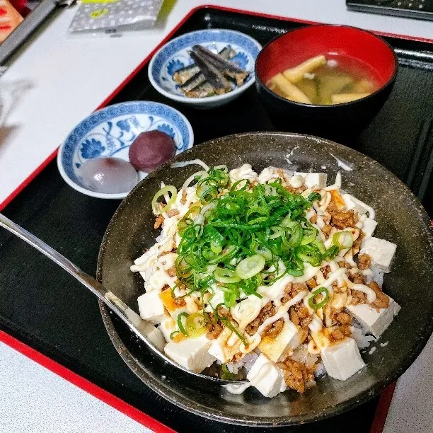 冷奴丼　豚ひき肉焼肉のタレマヨネーズ
味噌汁
オイルサーディン
和菓子|ariyo4200さん