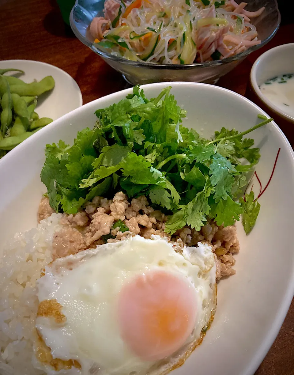 パクチー盛り盛り！ガパオライス🥚|こじまるさん