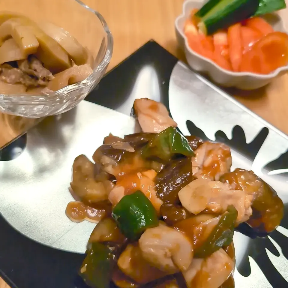 鶏茄子チリ。液体ど♪みそでコクアップ黒酢入り／〜さくたえちゃんのお料理〜たけのこ煮／トマトとキュウリ🍅🥒の塩糀パウダー和え|チョコさん