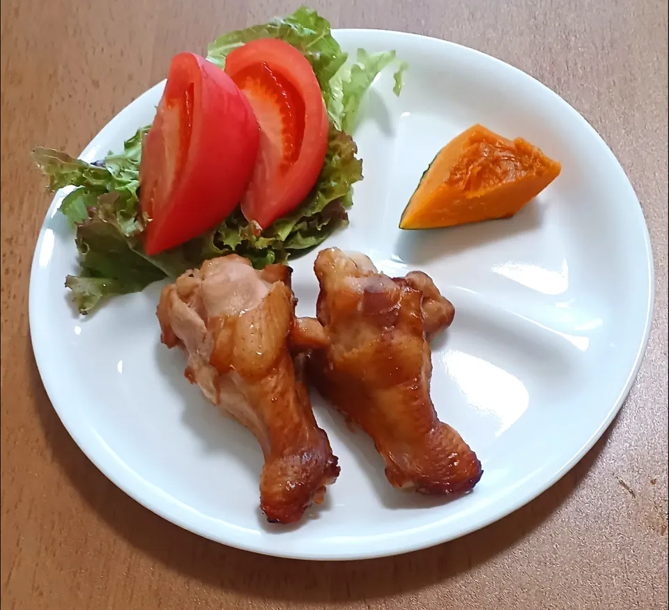 Snapdishの料理写真:サニーレタスとトマトのサラダ
かぼちゃ
お醤油チキンコンボ
ご飯🍚|ナナさん