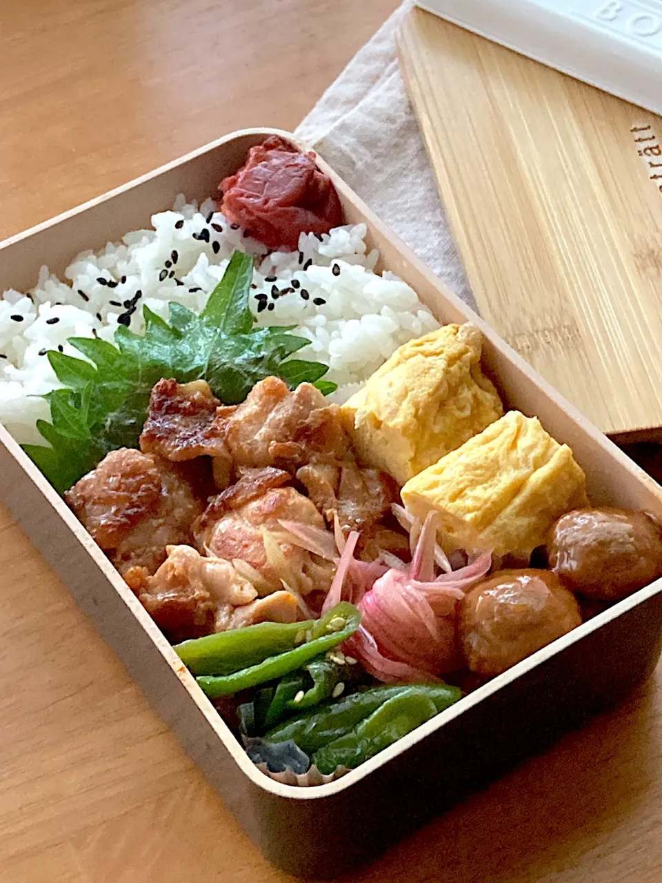 ⚫︎鶏肉ピリ辛焼き　⚫︎たまご焼き　⚫︎ミートボール　⚫︎ピーマンめんつゆ胡麻　⚫︎茗荷甘酢|sacchiさん