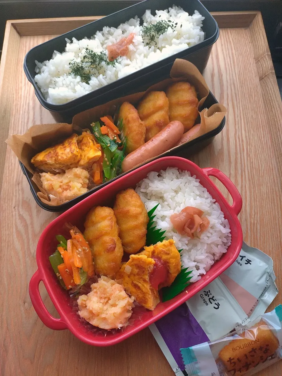 Snapdishの料理写真:夫と娘のお弁当

キリチキンナゲット
玉ねぎ入りオムレツ
タラモサラダ
小松菜と人参のナムル
ウインナー|みわさん