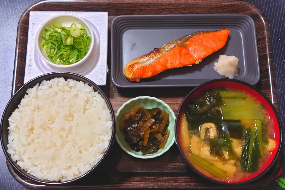 Snapdishの料理写真:今日の朝ごはん（ごはんは千葉県産コシヒカリ、焼鮭、納豆、小松菜のみそ汁、野沢菜漬け）|Mars＠釜飯作り研究中さん