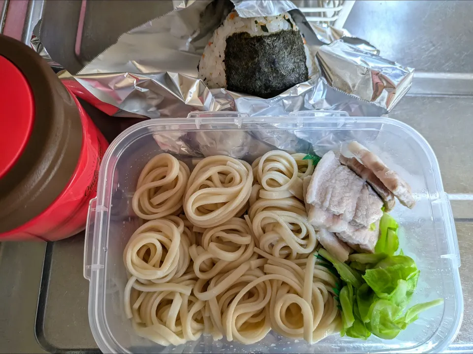 旦那弁当　2024/7/19

うどん
冷しゃぶ
塩ゆでキャベツ
鮭&ワカメ混ぜ込みおにぎり|ユキヨメ♪さん