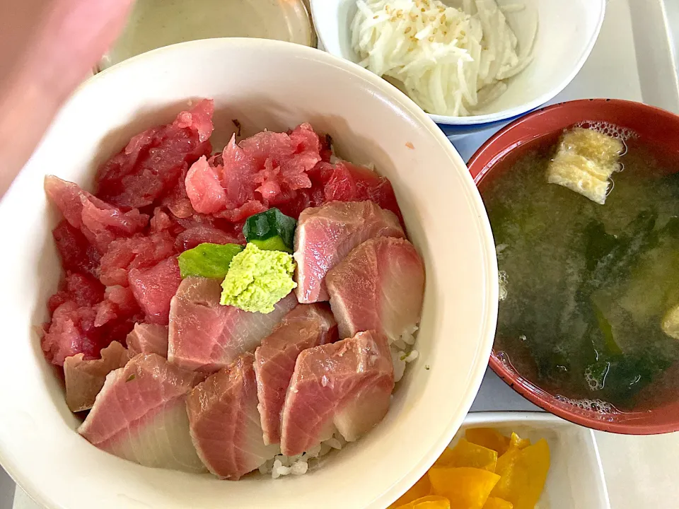 Snapdishの料理写真:マグロ中落ちとブリの2色丼|901さん