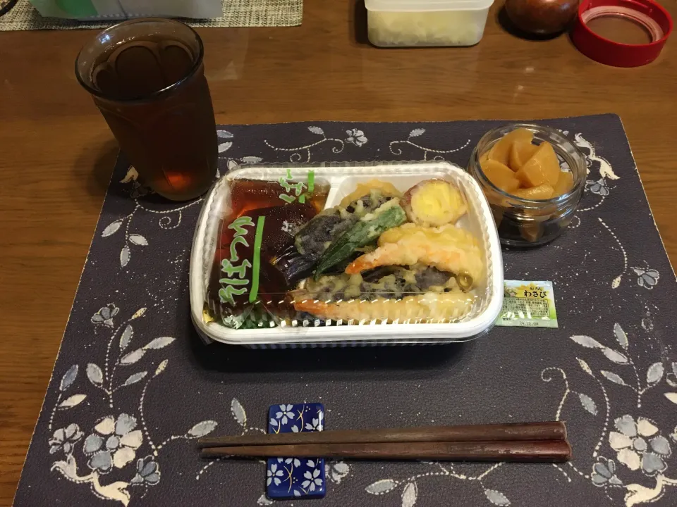 天ざる弁当、沢庵、烏龍茶(どんどん弁当、昼飯)|enarinさん