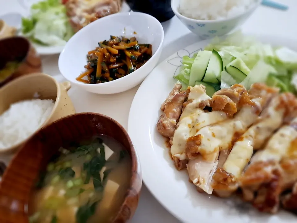 Snapdishの料理写真:昨日の夕食(*ˊ˘ˋ*)
チーズチキンソテー&サラダ🥗
かぼちゃのきんぴら
おみそ汁(小松菜、豆腐)|プリン☆さん