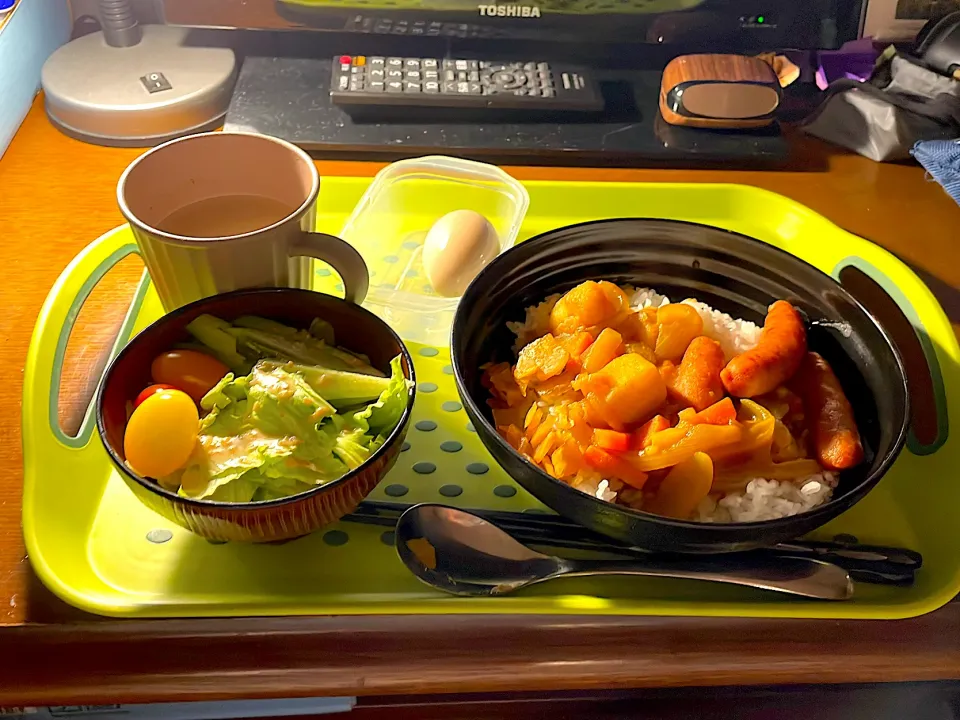 カレー🍛ライスと､トマト🍅レタス🥬の、胡麻どれシングル､にたまご🥚です。|だいちゃんさん