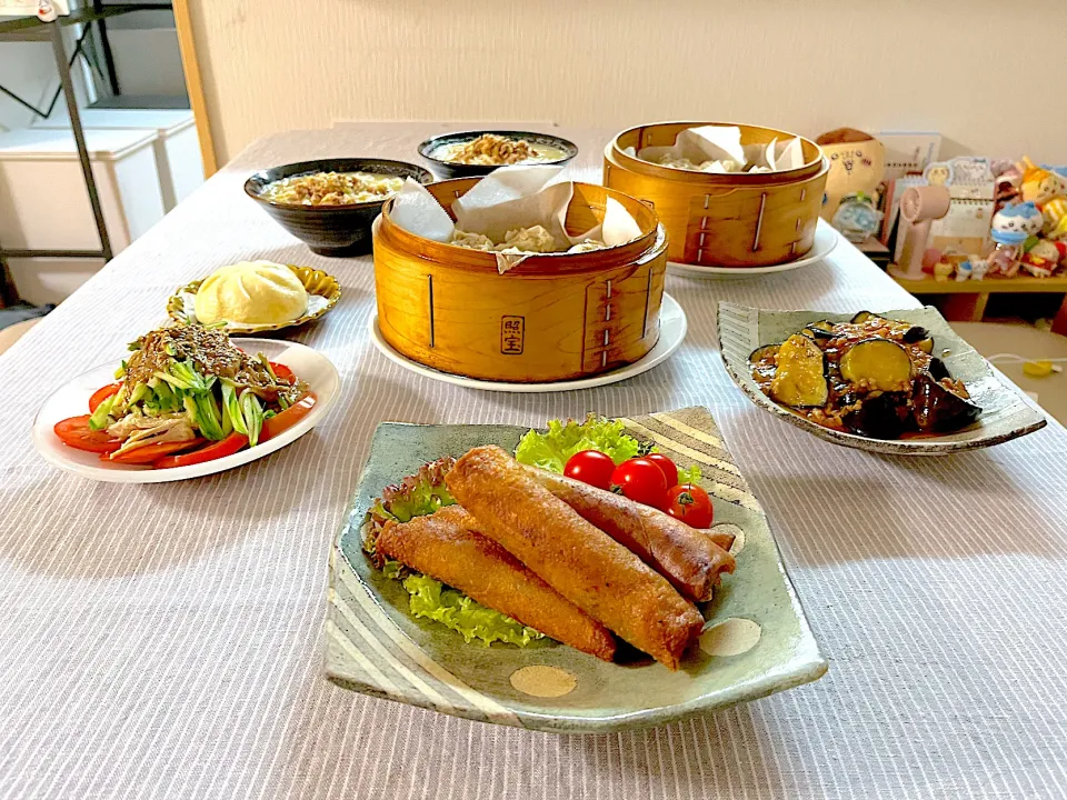 春巻きと焼売と麻婆茄子と担々麺の晩ごはん🐼|ゆかりさん