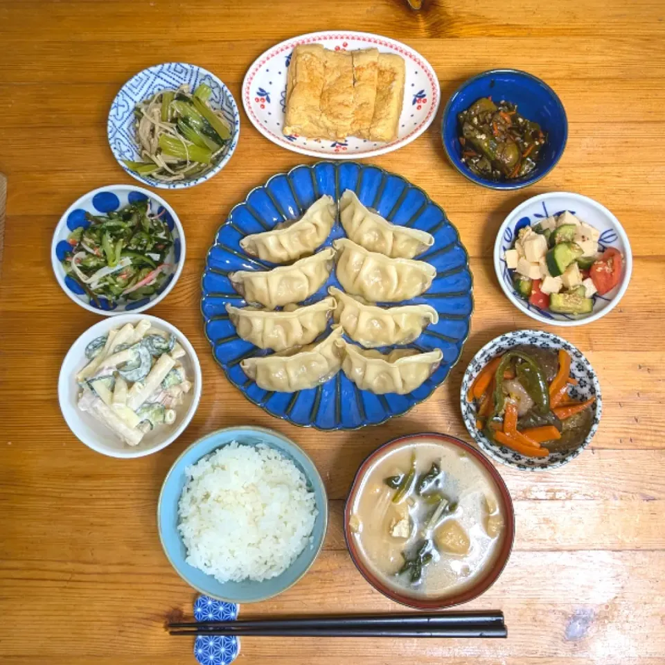 Snapdishの料理写真:晩ごはん🥢市販の餃子と常備菜|まゆめろさん