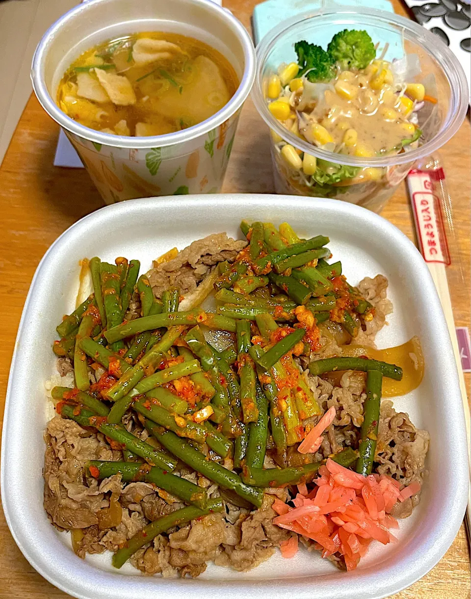 ニンニク🧄の芽牛丼　豚汁　サラダ🥗|るみおんさん