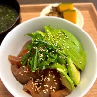 Snapdishの料理写真:ぶりの仲間の漬け丼with🥑|あいさん