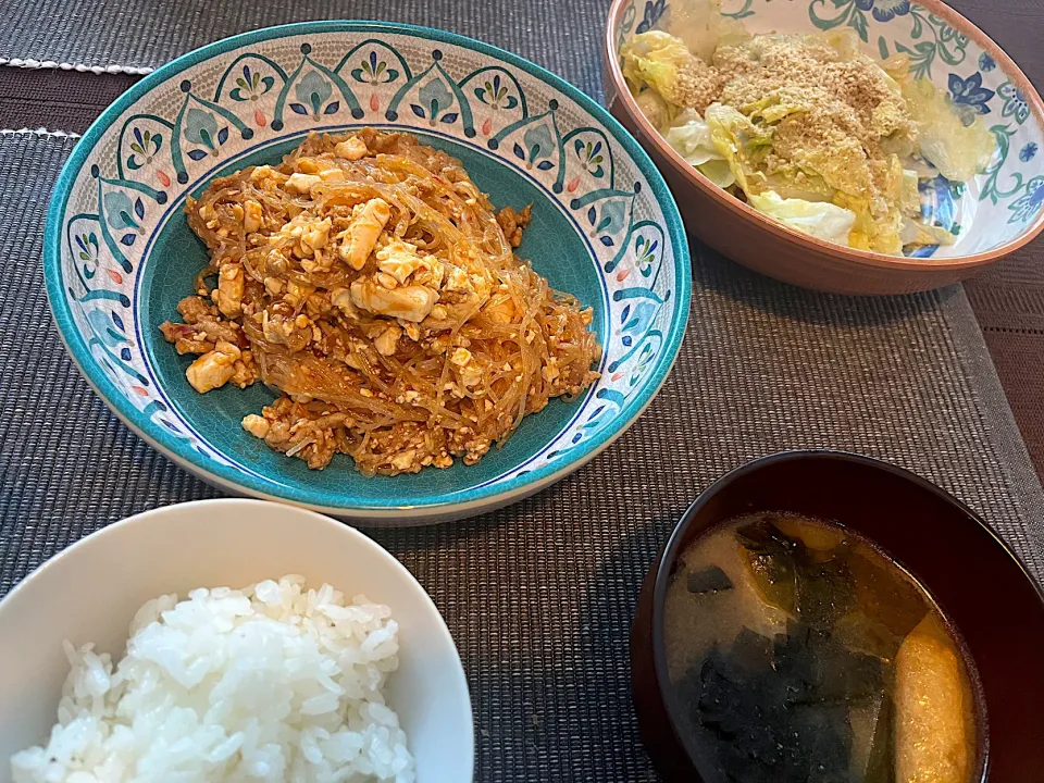 麻婆春雨(旦那作)とレタスの胡麻和え|きなこさん