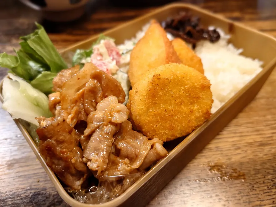 豚焼き肉とホタテかも＆カニかもフライ弁当(*^^*)|しーPaPaさん