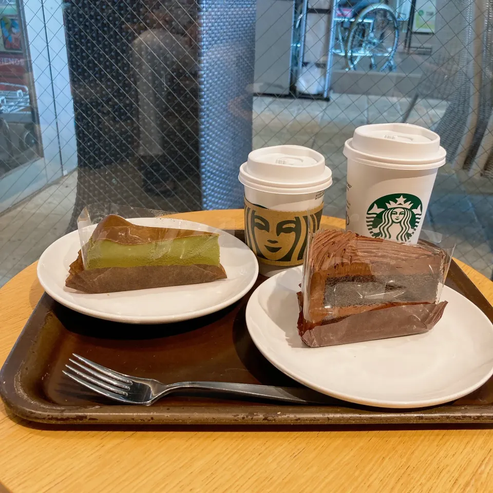 Snapdishの料理写真:宇治抹茶チーズケーキとチョコレート　　ケーキとコーヒー|ちゃみこさん