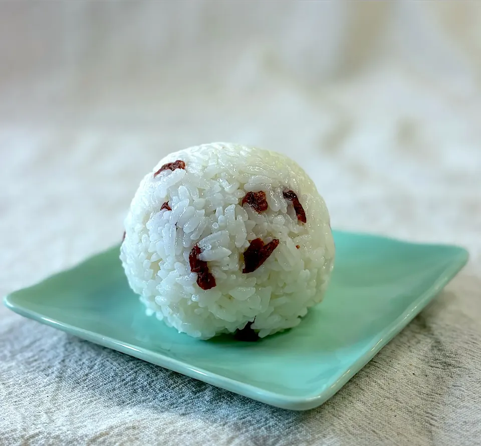 Snapdishの料理写真:梅干しおにぎり|かっちゃん杉さん