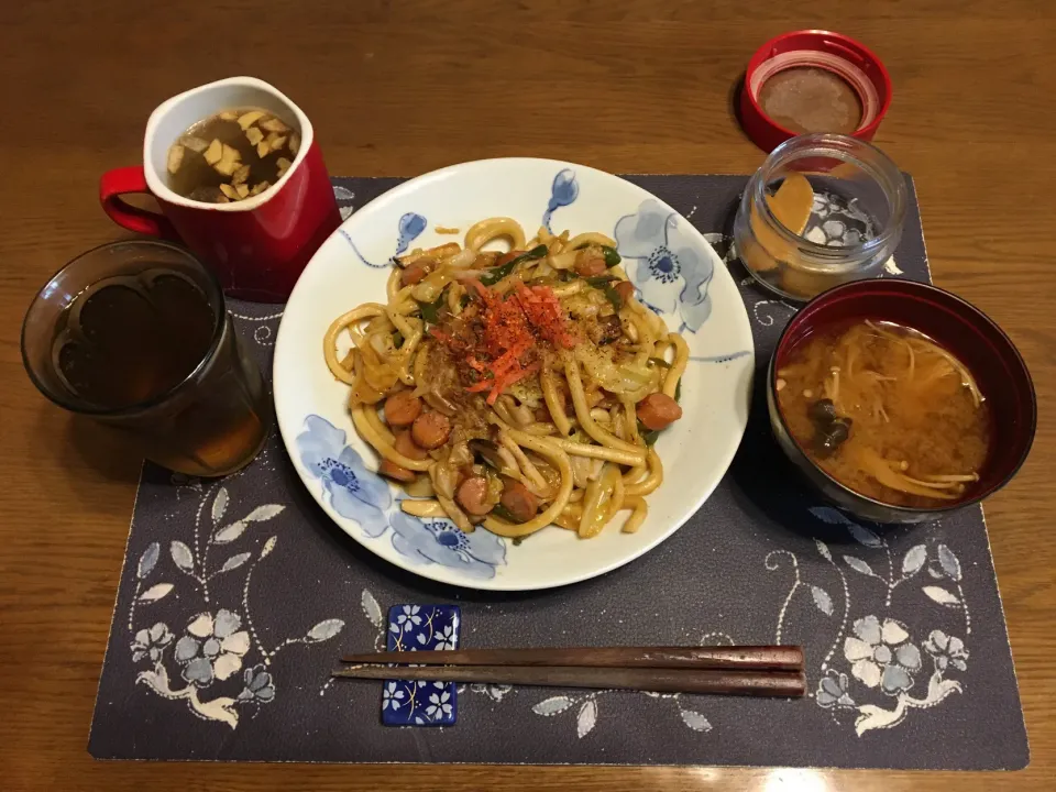 焼きうどん、沢庵、ワカメ＆揚げニンニク＆揚げ玉ねぎ入りタマネギスープ、六条麦茶(昼飯)|enarinさん