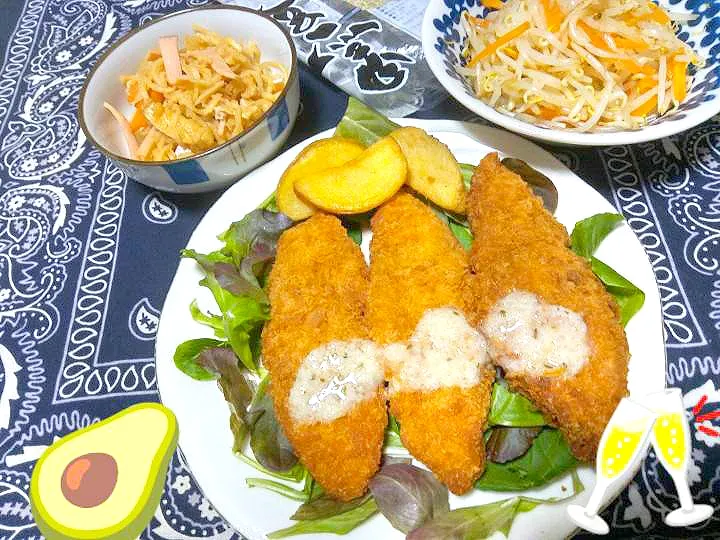 夜ご飯。白身魚のふらいとポテト。
黒もやしのポンズ合え。切干大根。|りささん