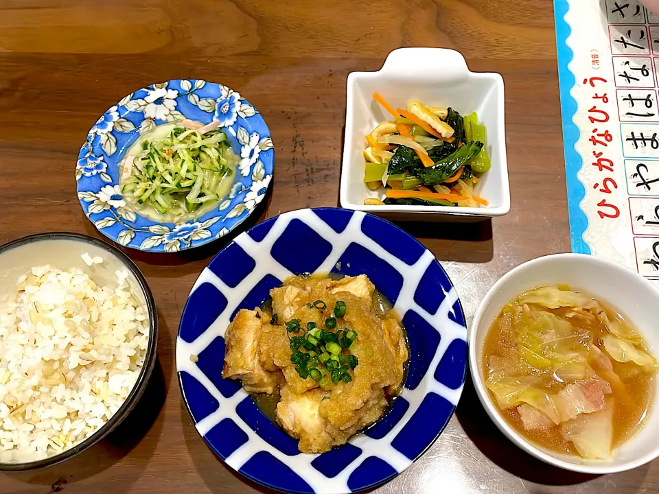 鶏ももおろし煮　野菜のコンソメスープ　小松菜と根菜の炒め煮　きゅうりとハムの塩レモン和え|おさむん17さん