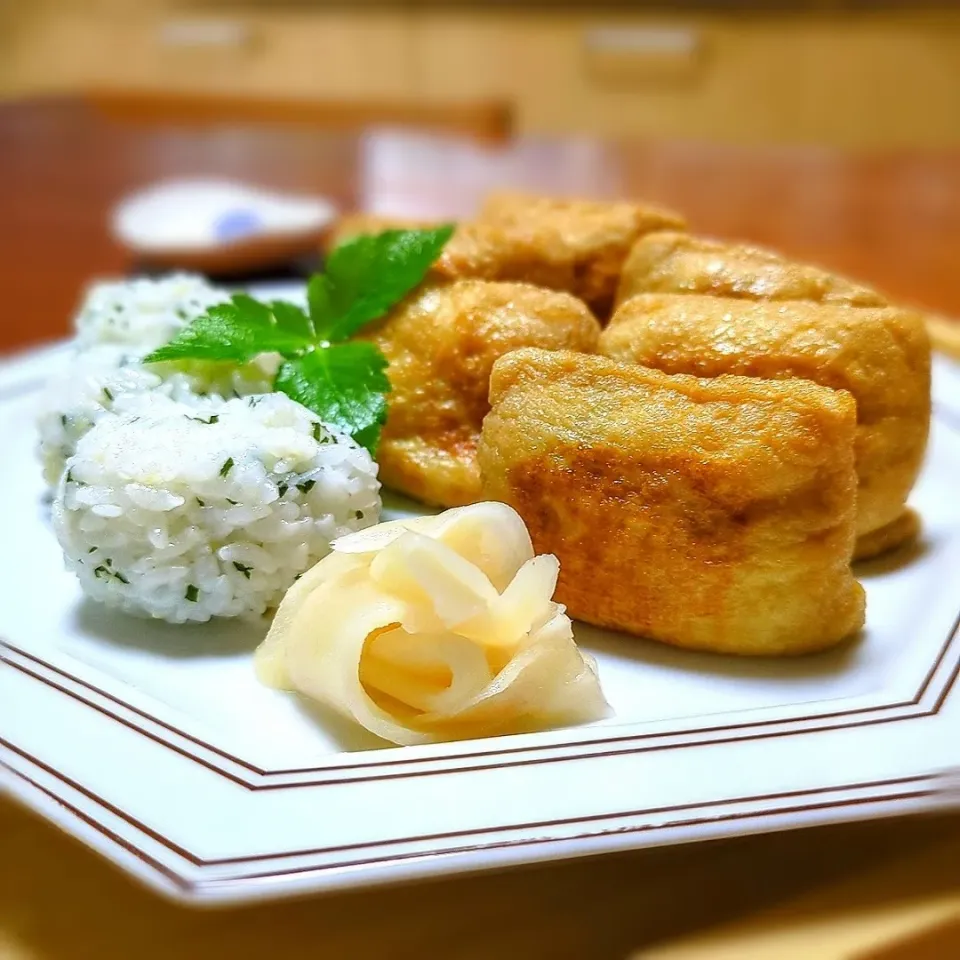 焼きおいなりさん🦊

じゅわっと甘辛味のおいなりさんも大好きですが、夏のおいなりさんは香ばしく軽やかに✨

薄味で炊いたおあげさんに、新生姜の甘酢漬けと青じそを混ぜた酢飯を詰め、ごま油で焼きつけました☺

爽やかな薬味の風味が食欲をそそる一品です🌳|森のごはん屋さんさん