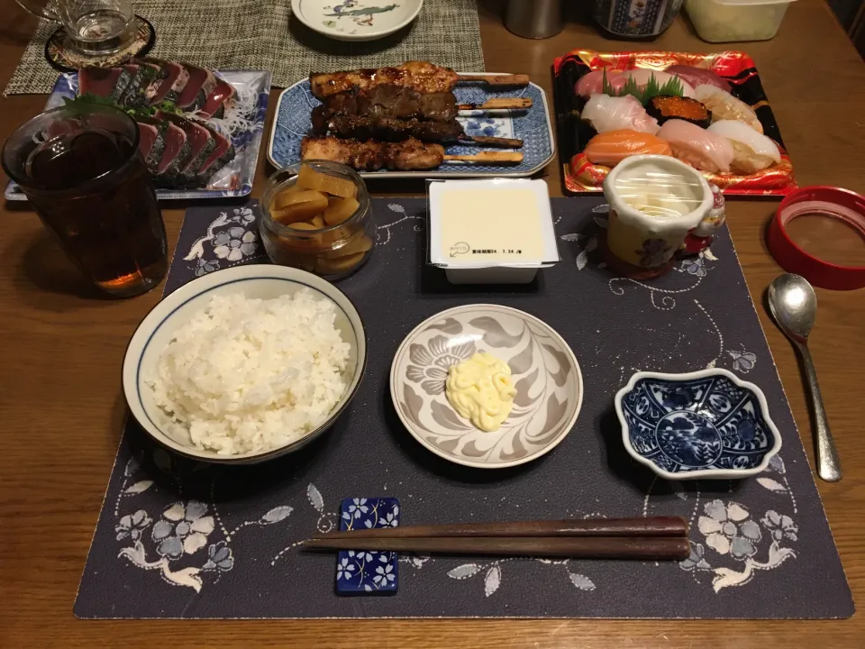 Snapdishの料理写真:ご飯、お寿司、鰹のたたき、鶏モモ串、鳥レバー串、なめらか絹豆腐、沢庵、六条麦茶、牛乳寒天(夕飯)|enarinさん