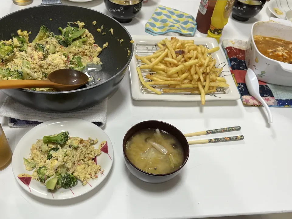 晩御飯☆麻婆豆腐☆ブロッコリー入りカニ玉（餡無し）☆フライドポテト☆みそ汁（白菜・しめじ）|Saharaさん