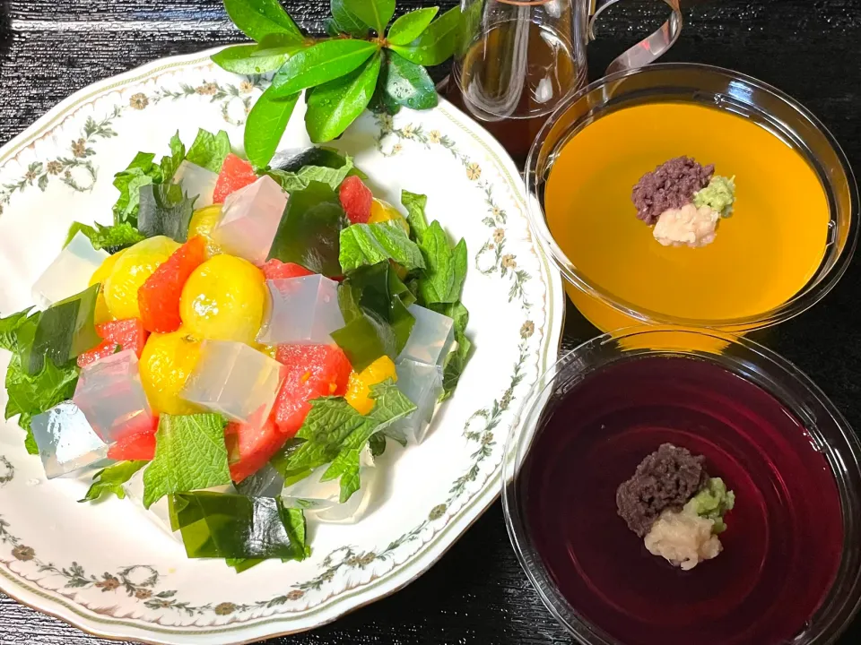 Snapdishの料理写真:寒天入り５色夏☀️🥗サラダ&🍊オレンジ・🍇葡萄ゼリーミモザ餡トッピング|らんふうさん