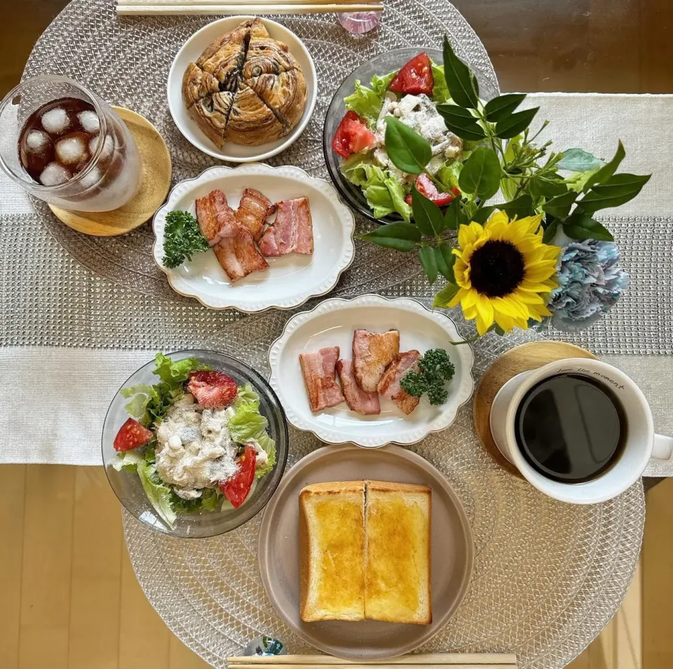 Snapdishの料理写真:7/21❤︎休日モーニング🌱

・ バタートースト
・ ポケモンチョコデニッシュ
・ 炙り厚切りベーコン
・ ツナとしめじのマヨサラダ🥗|Makinsさん