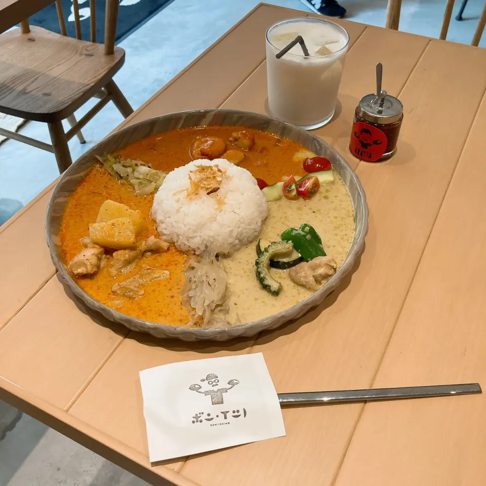 マッサマンカレー・グリーンカレー　　　エビカレーのあいがけとラッシー|ちゃみこさん