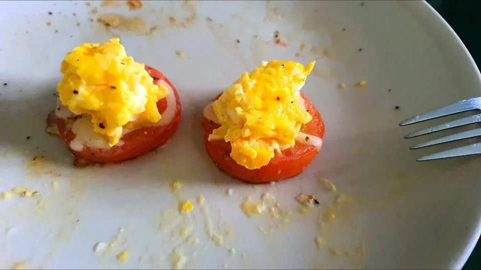 Scrambled eggs on grilled mozarella tomatoes 🍅 😋 😍😍😍👍👍👍|🌷lynnlicious🌷さん