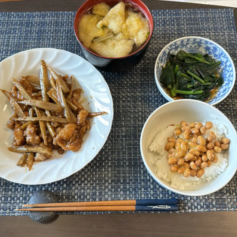 Snapdishの料理写真:豚肉とゴボウの甘辛煮・金時草のおひたし・大和真菜の味噌汁|a-parkさん