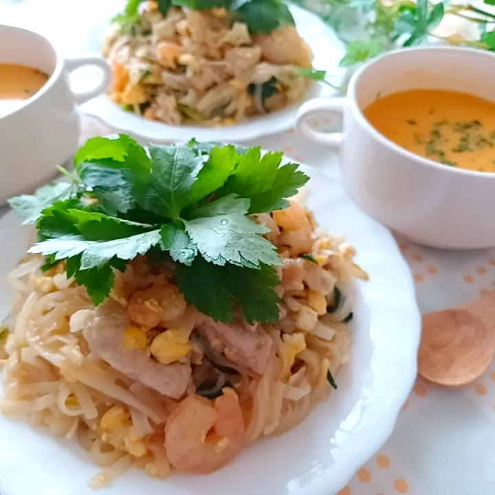 タイ風焼きそば～パッタイ～と
マッサマンカレースープ🍴🇹🇭|小豆🌼さん