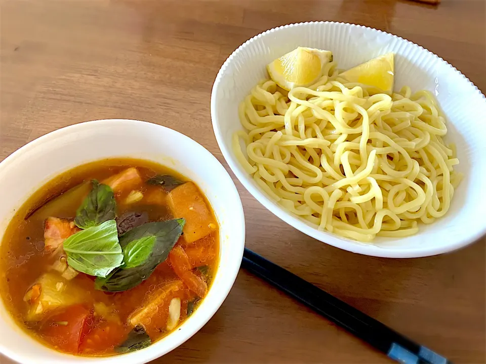 Snapdishの料理写真:武蔵野うどん風ナス汁トマトつけ麺  適当に作ったわりには美味しかった  SBの赤缶はコク出しに便利だなぁ|リフルシャッフルさん