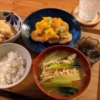 えびたま定食

えびたまが美味しくできたからメモ✍

→ネギを薄切り、ニンニク生姜をみじん切り
→海老は洗って、水気を拭き取って、塩と酒と片栗粉を揉む
→卵二個にマヨと塩を混ぜてざっくり炒めて取り出す
→ニンニク生姜を炒めて、エビを焼く
→酒を振って、ネギとシャンタンを入れてずっと炒めたら卵と白こしょうを入れる。卵を入|トニーさん