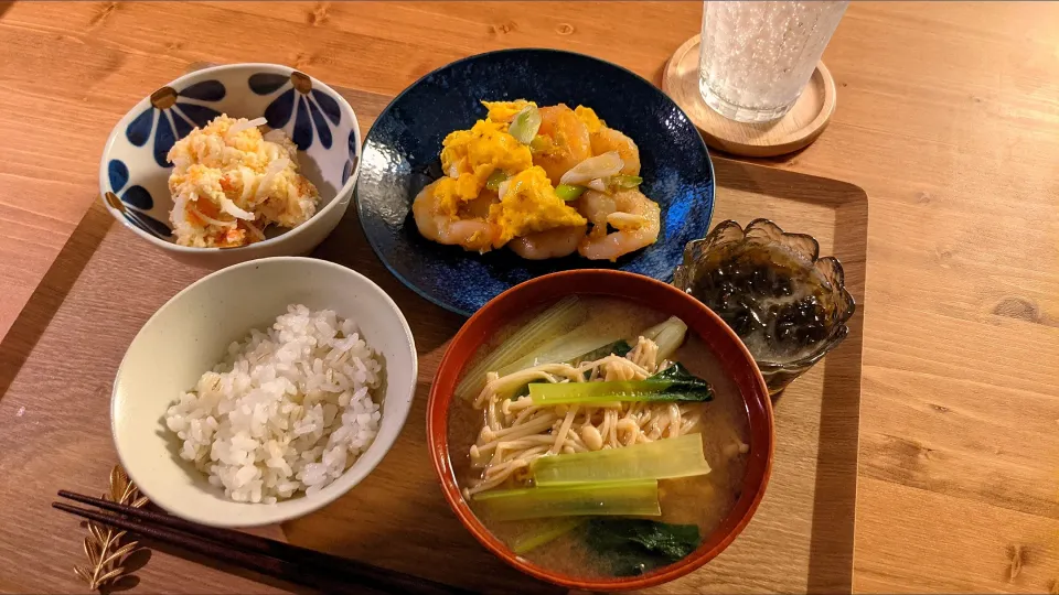 えびたま定食

えびたまが美味しくできたからメモ✍

→ネギを薄切り、ニンニク生姜をみじん切り
→海老は洗って、水気を拭き取って、塩と酒と片栗粉を揉む
→卵二個にマヨと塩を混ぜてざっくり炒めて取り出す
→ニンニク生姜を炒めて、エビを焼く
→酒を振って、ネギとシャンタンを入れてずっと炒めたら卵と白こしょうを入れる。卵を入|トニーさん