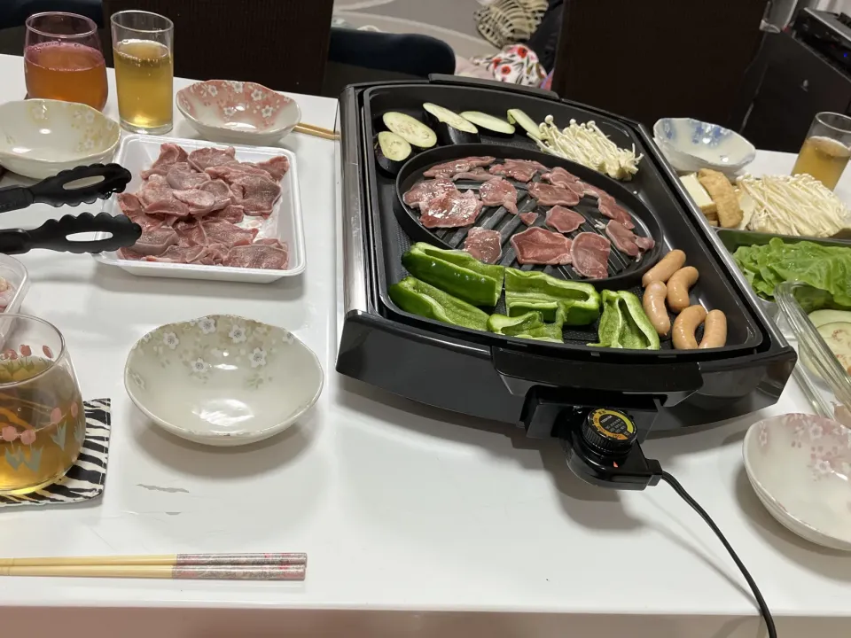 Snapdishの料理写真:今日はお家焼肉。鶏・豚タン・牛・カルビ・ホルモン・えのき・ピーマン・茄子・厚揚げ・ウインナー・サンチュ。思ってたより子供達がサンチュがツボった🤭お昼過ぎから家族全員でコメダでかき氷食べて涼んで晩御飯は焼肉でチャージ。この後休憩して作り置きして、早めに休んで明日は又部活の合同練習に家族で応援へ。|Saharaさん