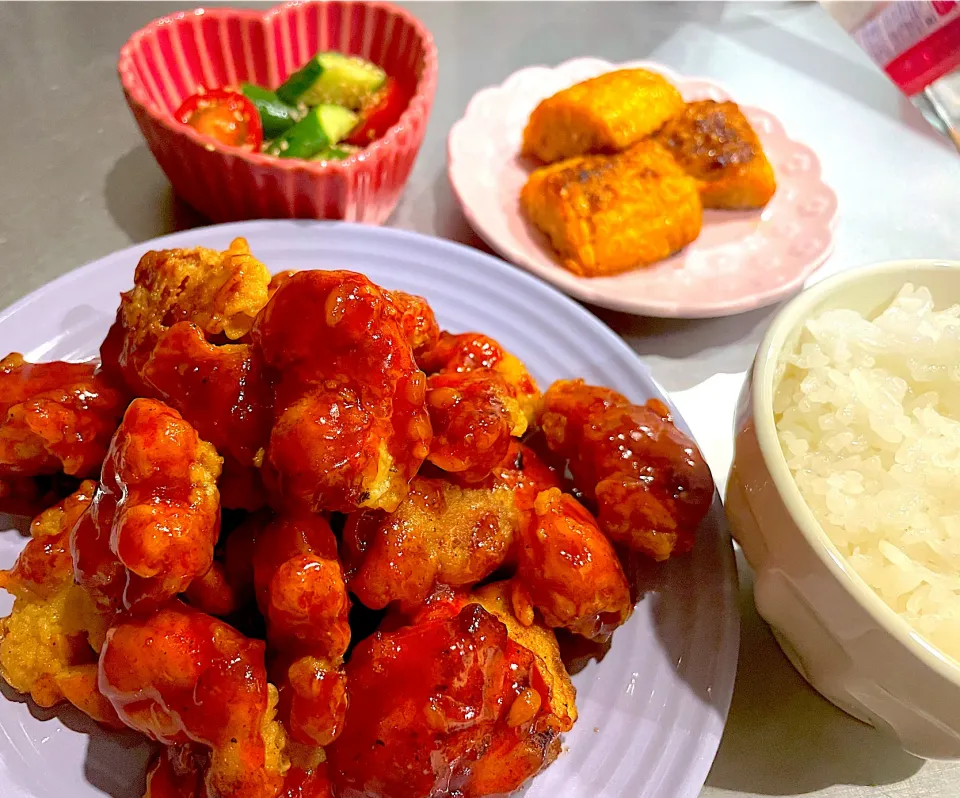 Snapdishの料理写真:ヤンニョムチキンととうもろこしの唐揚げ、トマトきゅうりの麺つゆ和え|Chisaさん