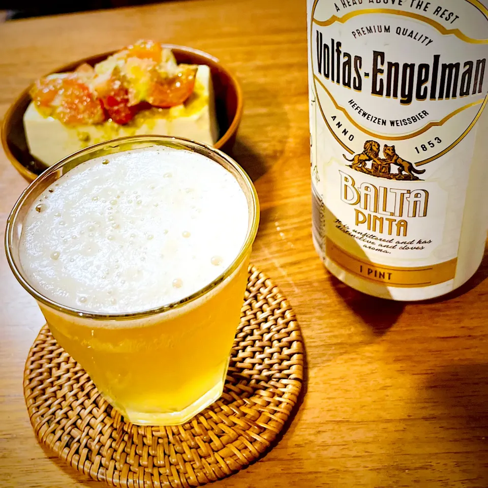 トマトとバジルの冷奴🍅 ヴォルファス エンゲルマン バルタピンタ🍺 Volfas Engelman BALTA PINTA🇱🇹|アッコちゃん✨さん