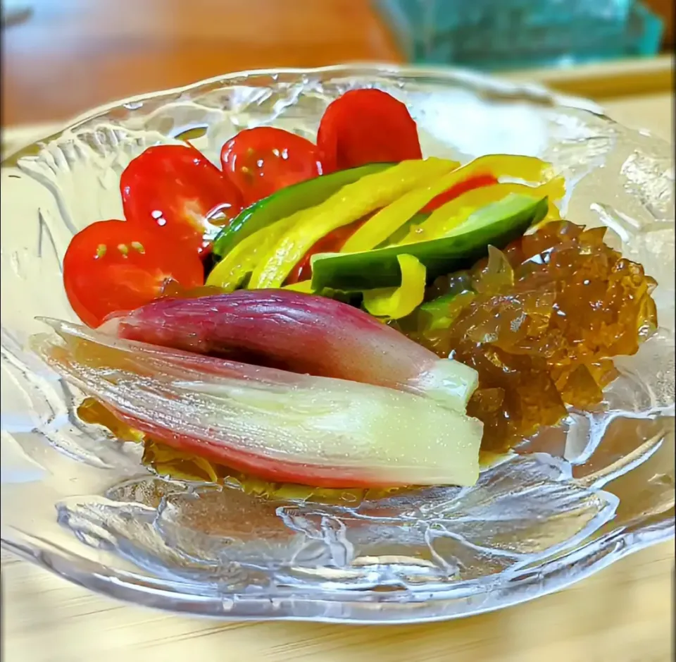 Snapdishの料理写真:夏野菜の寒天和え

色とりどりの夏野菜と、出汁たっぷりのジュレが涼やかな酢の物✨

今回は、きゅうり、赤と黄色のパプリカ、みょうが、ミニトマトで作りました🌳

2〜3時間から食べれますが、1日つけて和風ピクルスとしてもお楽しみいただけます☺

クエン酸をチャージして、夏の疲れを吹き飛ばしてください🎶|森のごはん屋さんさん