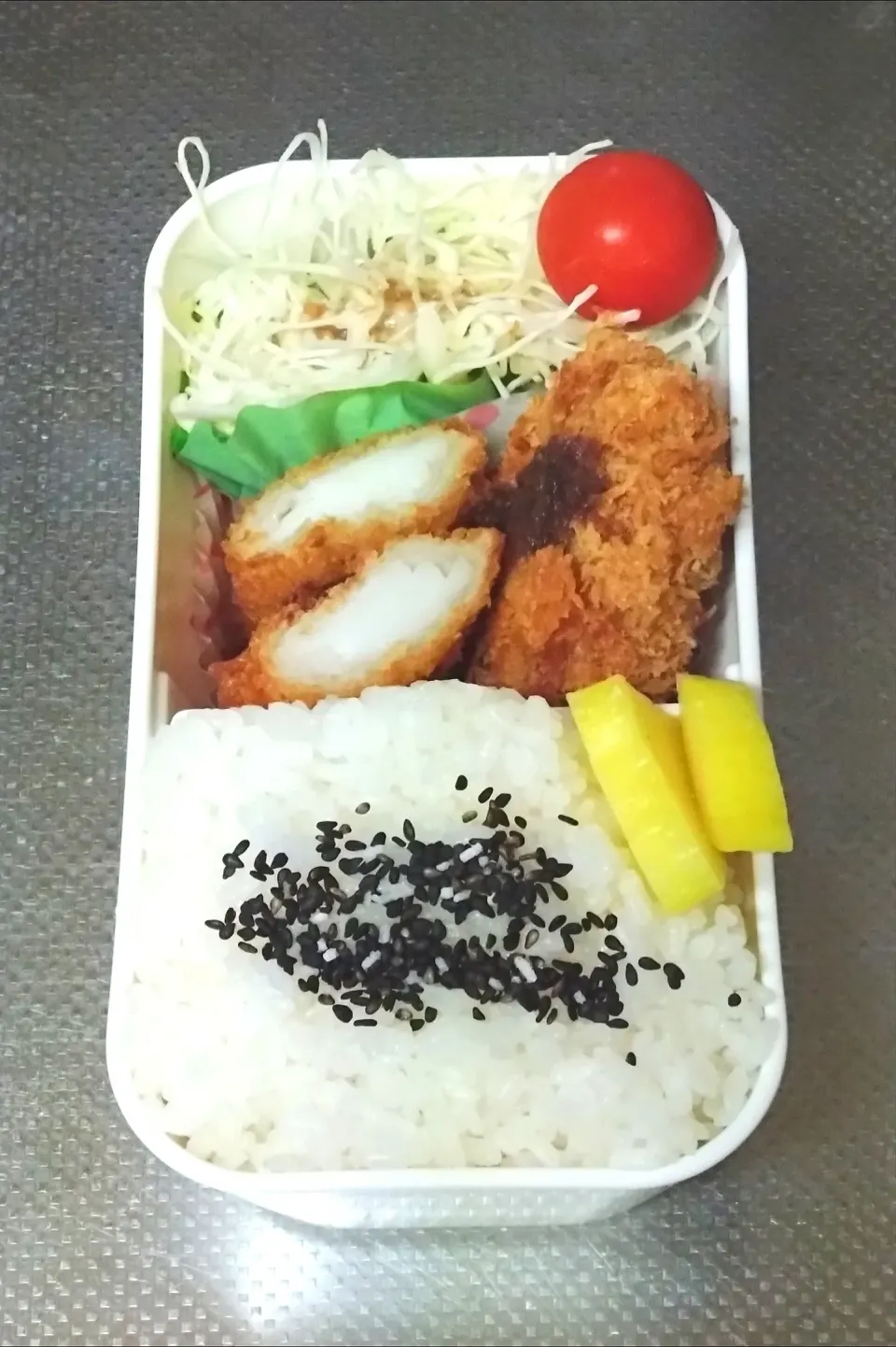 Snapdishの料理写真:ミンチカツ&イカフライ弁当|黒川克博さん